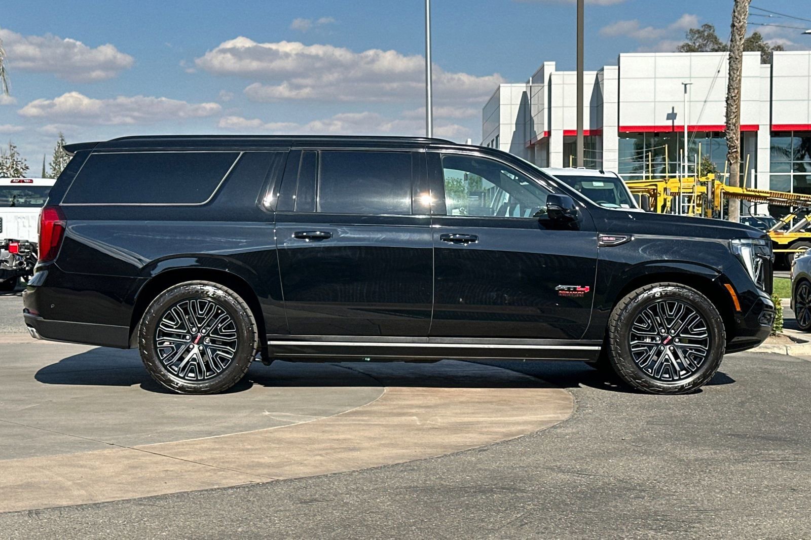 Certified 2025 GMC Yukon XL AT4 Ultimate AWD/4WD image 3