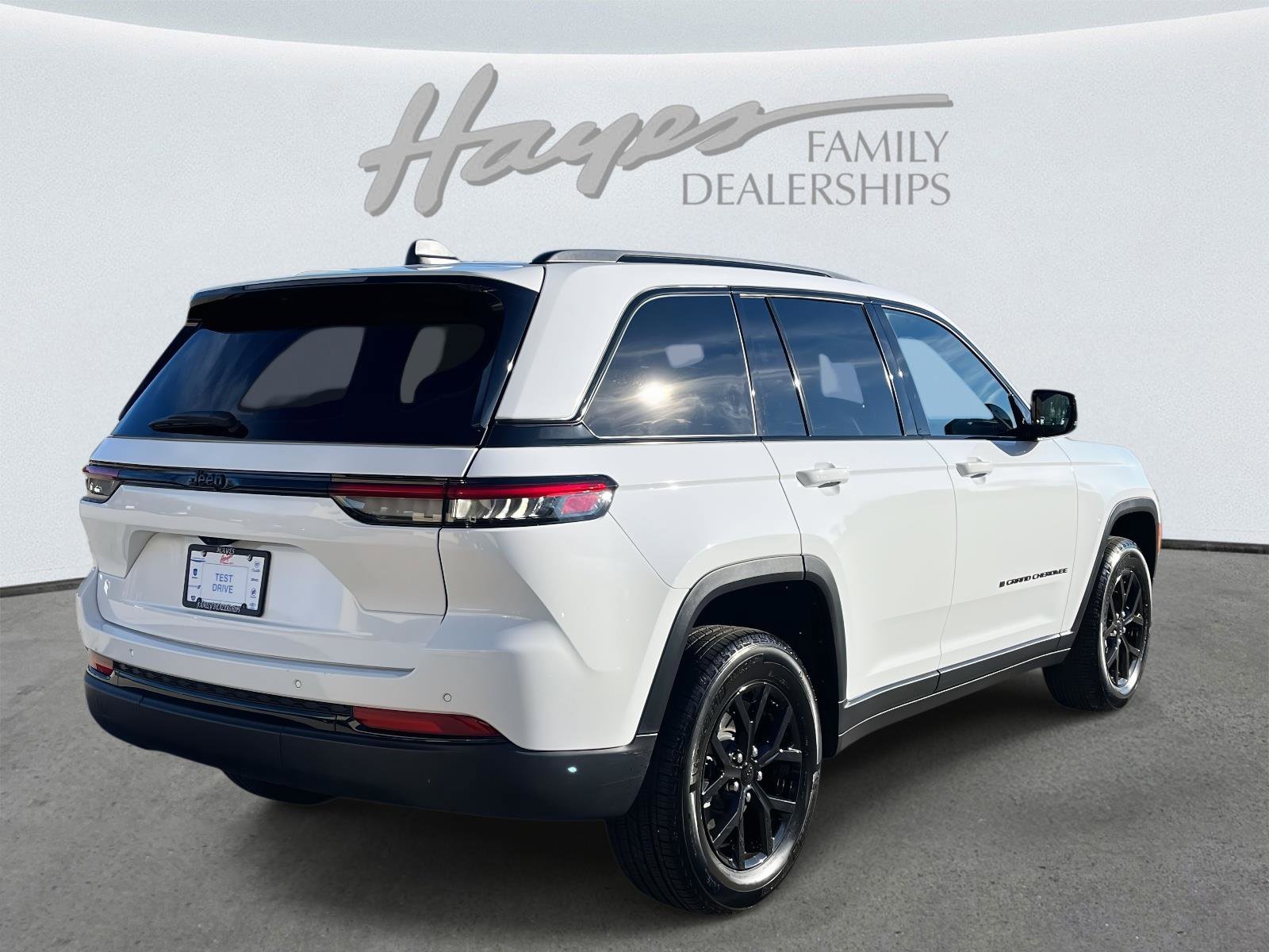 Used 2024 Jeep Grand Cherokee Altitude image 5