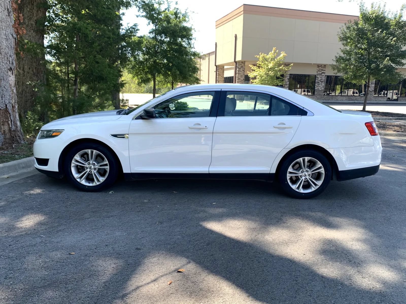 Used 2019 Ford Taurus SE FWD image 4