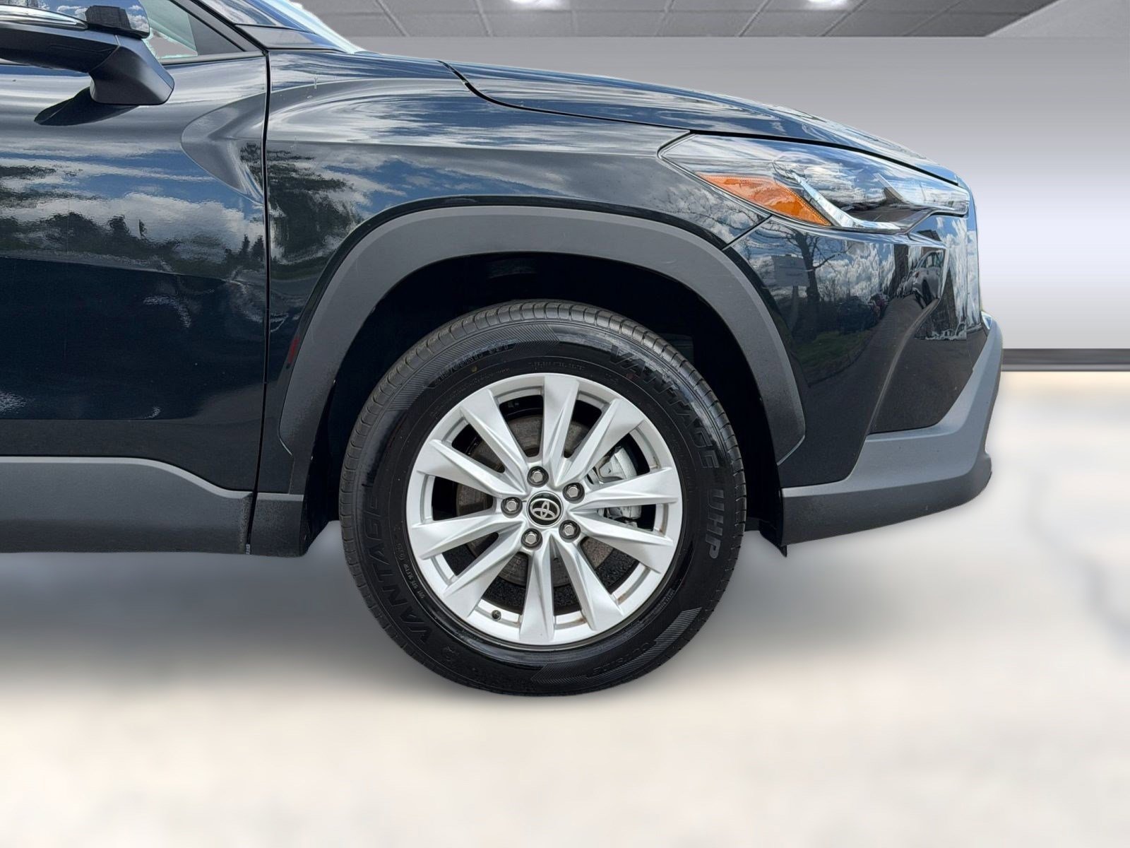 Used 2025 Toyota Corolla Cross LE image 12