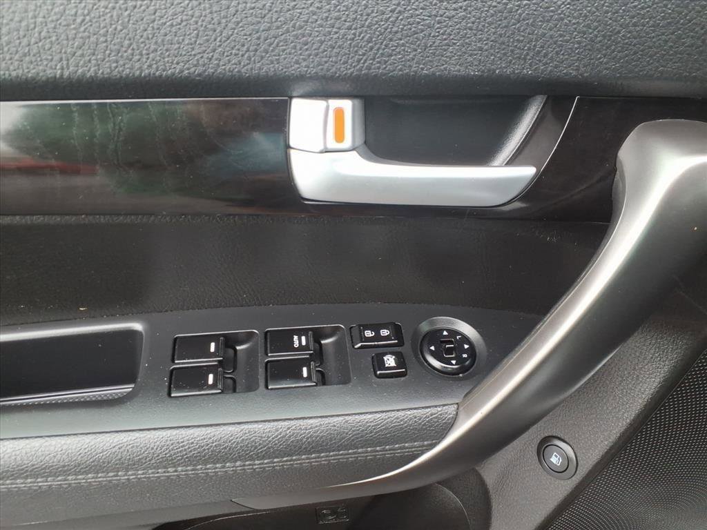 Used 2015 Kia Sorento LX image 12