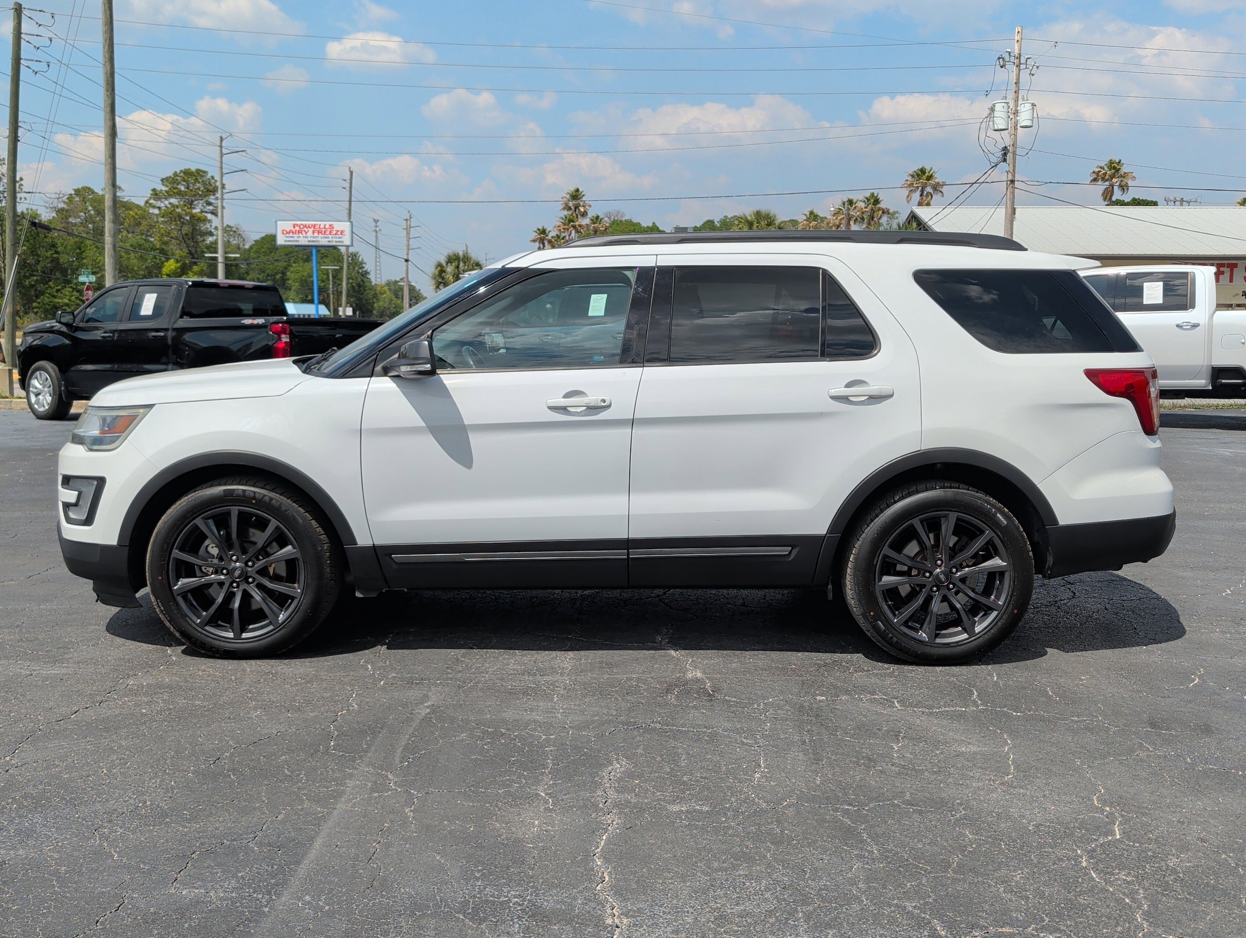 Used 2017 Ford Explorer XLT w/ Equipment Group 202A FWD image 10