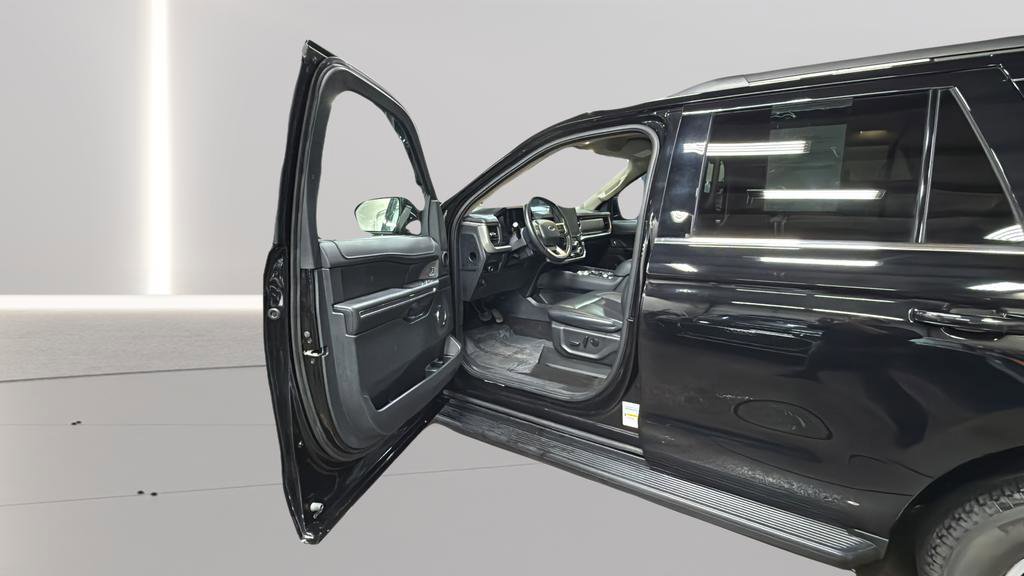 Used 2023 Ford Expedition XLT image 24