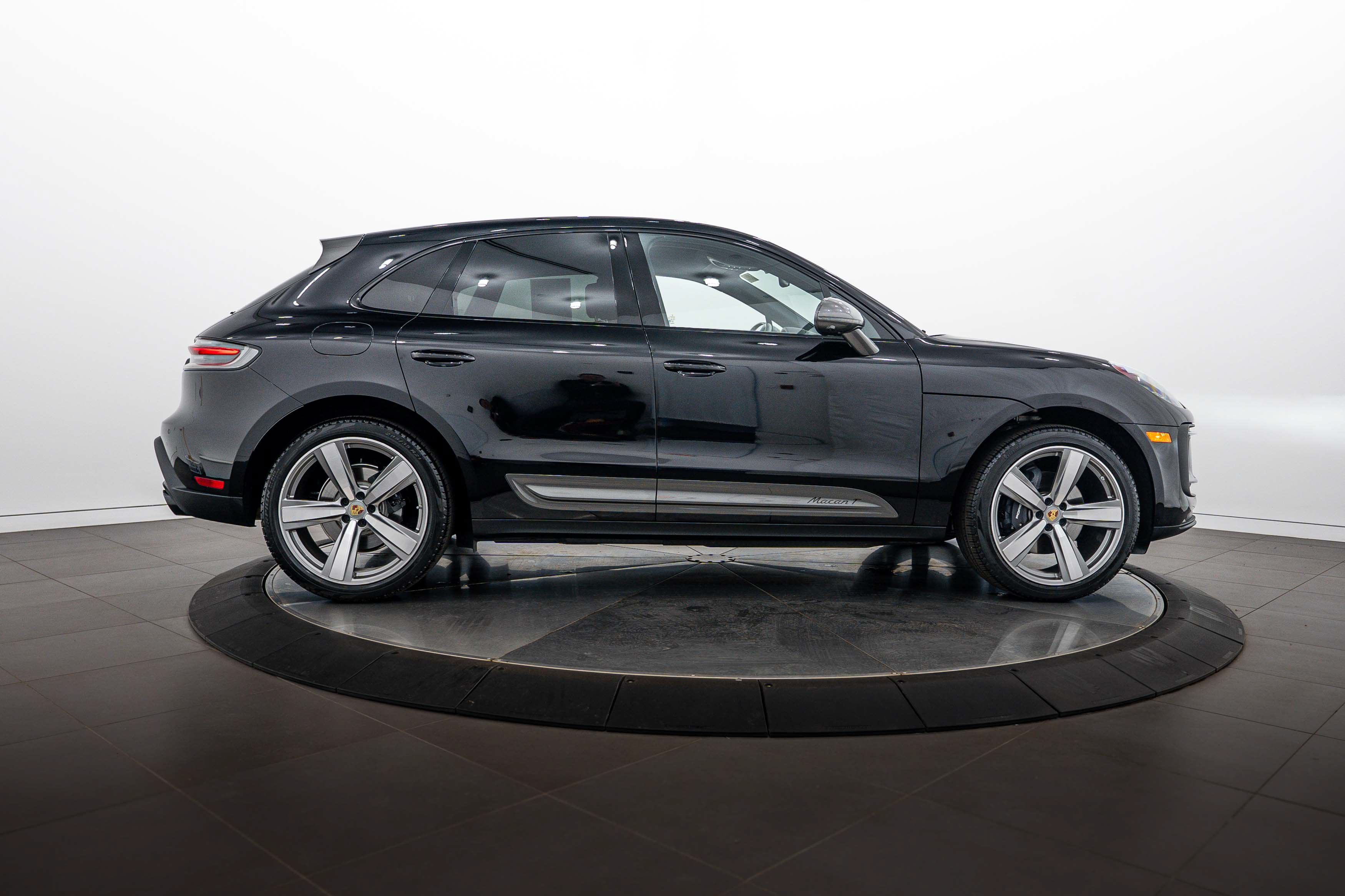 Certified 2026 Porsche Macan Turbo AWD/4WD image 8