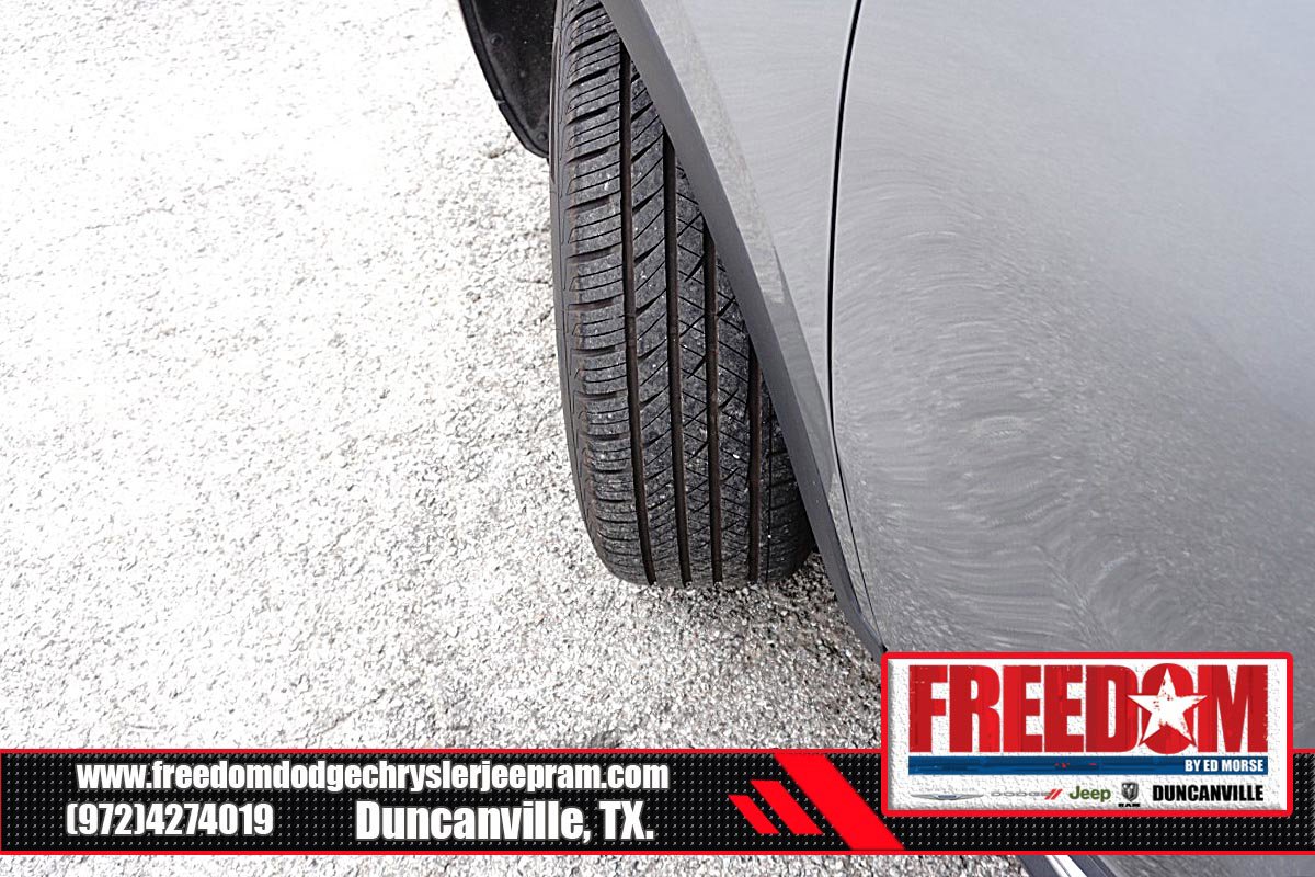 Used 2023 Buick Envision Essence AWD/4WD image 43