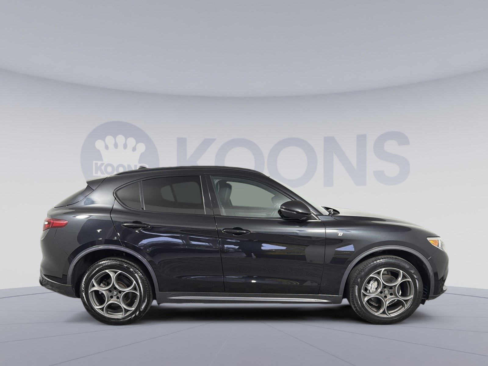 Used 2023 Alfa Romeo Stelvio Ti image 8