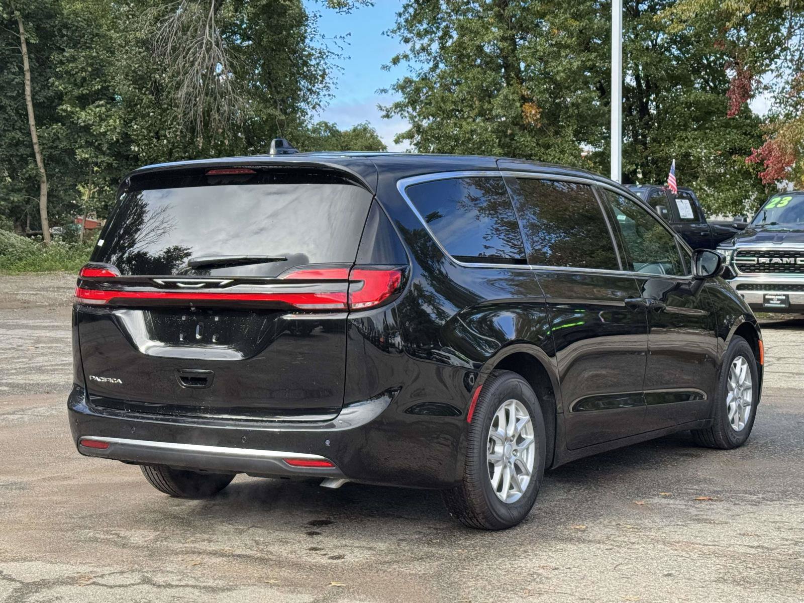Used 2027 Chrysler Pacifica Select w/ Family Tech Group FWD image 5