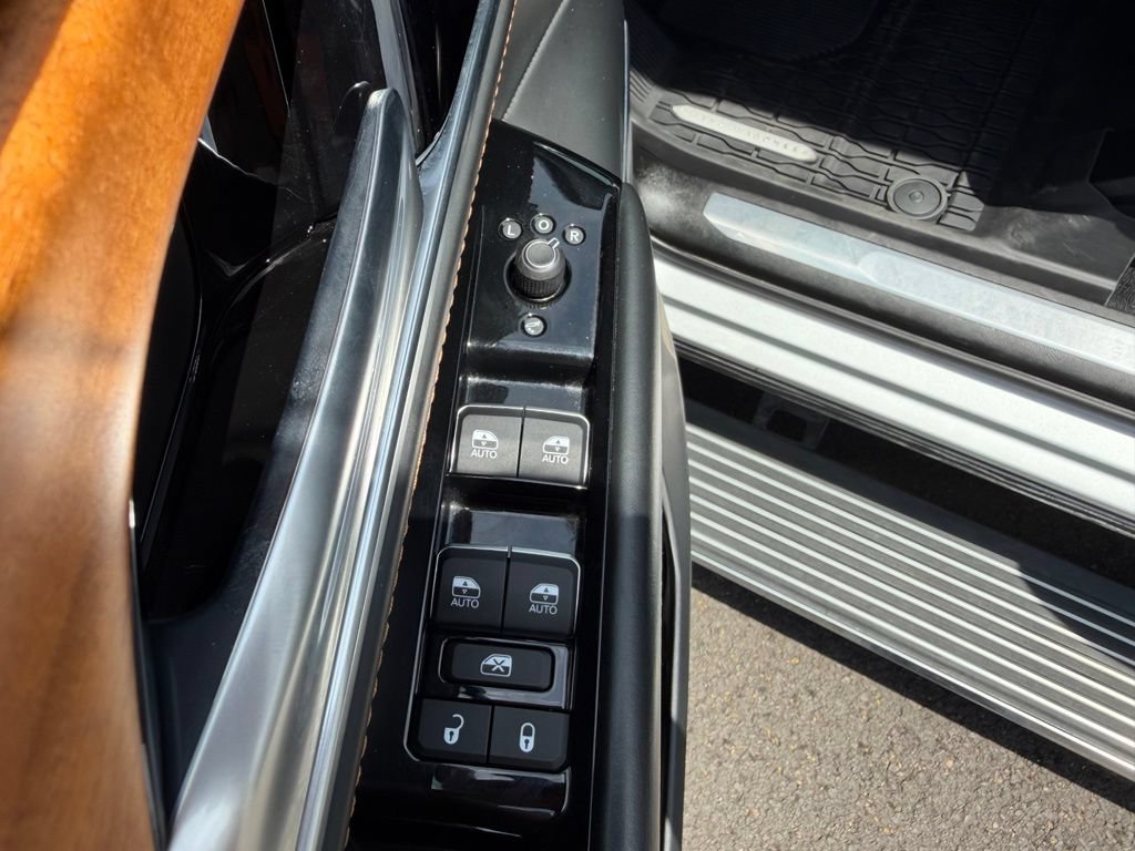 Used 2024 Jeep Grand Wagoneer L Series III AWD/4WD image 14