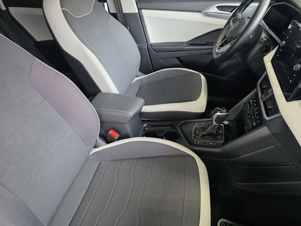 Used 2025 Volkswagen Taos SE FWD image 9