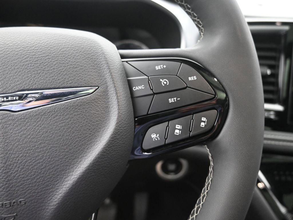 Used 2025 Chrysler Pacifica Limited image 31