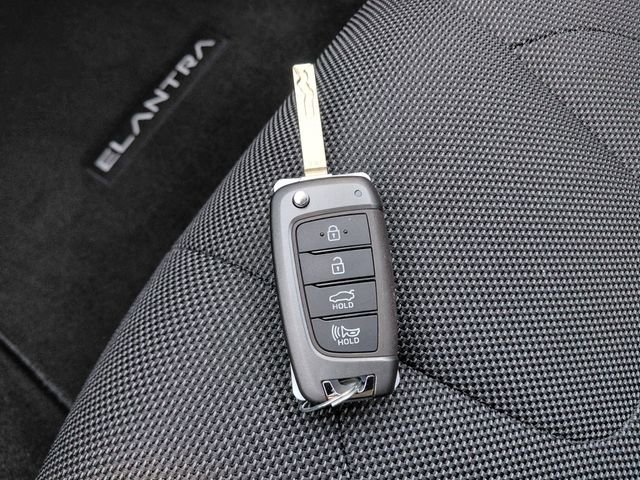 Used 2022 Hyundai Elantra SE image 33