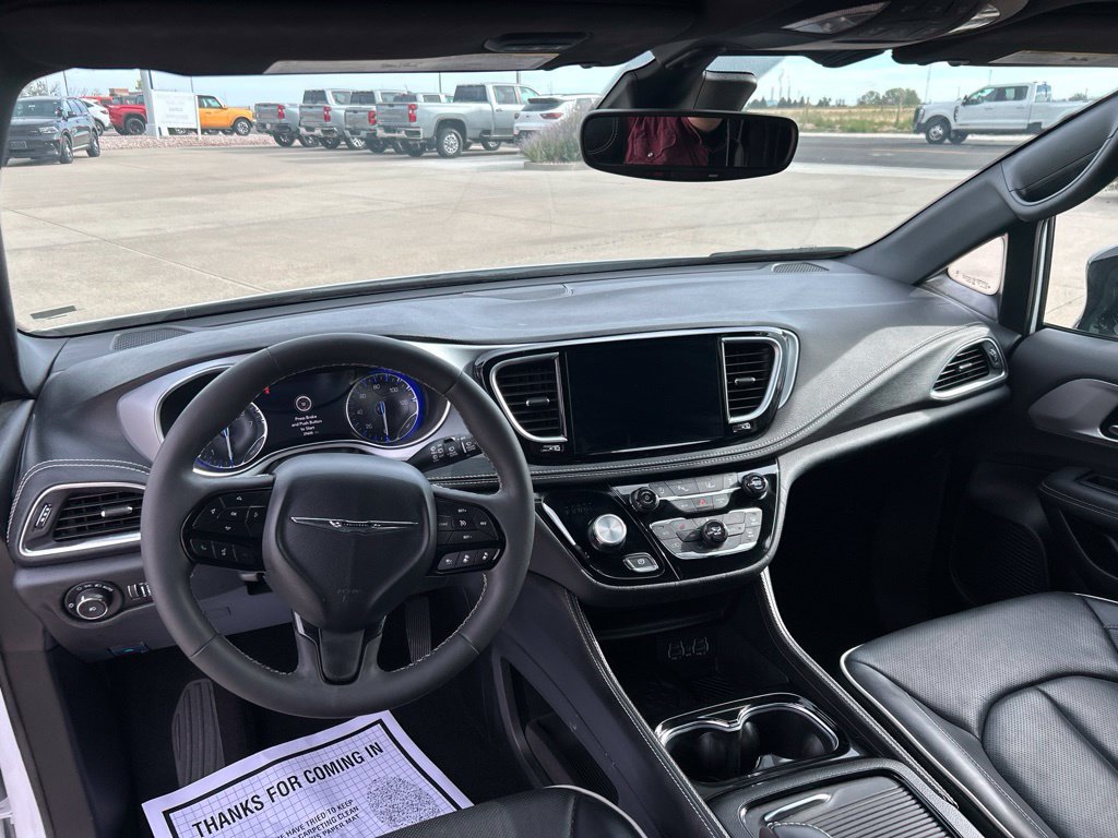 Used 2025 Chrysler Pacifica Limited FWD image 15