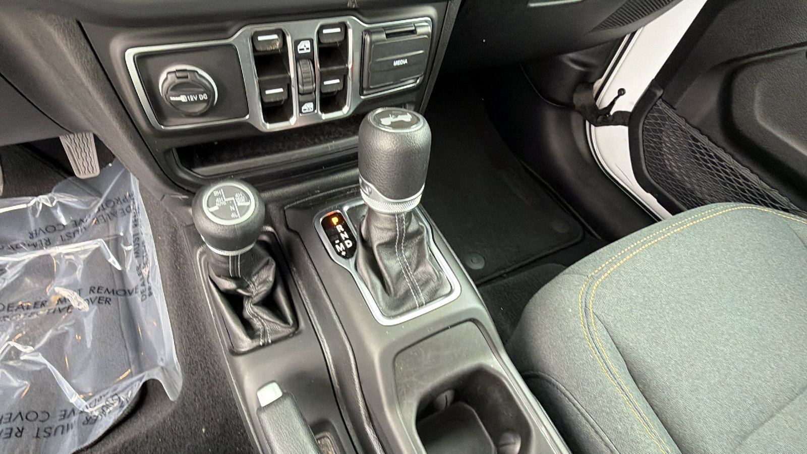 Used 2025 Jeep Wrangler Sahara image 30