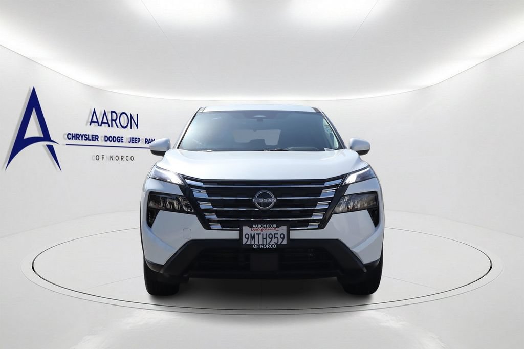 Used 2024 Nissan Rogue SV FWD image 2