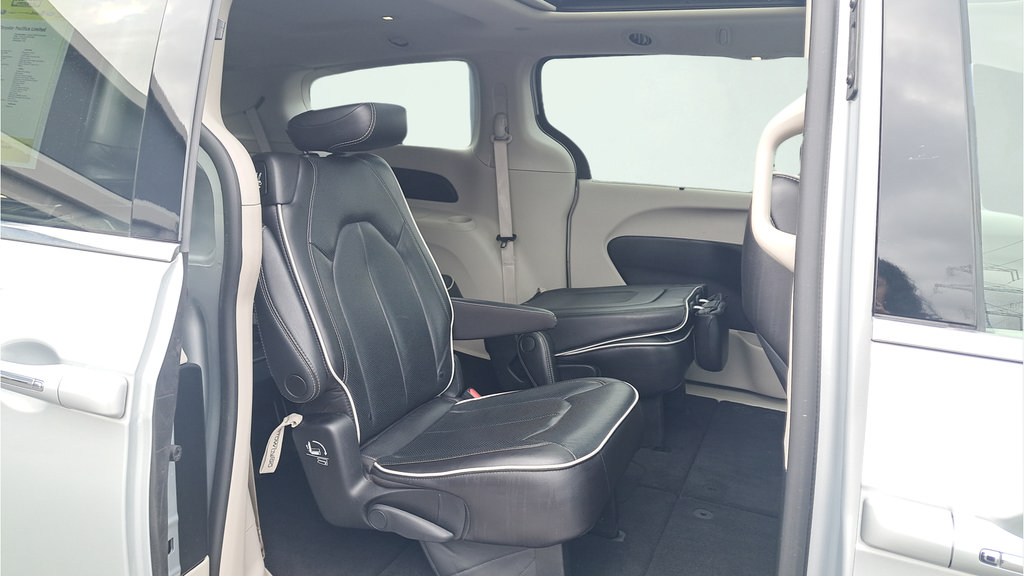 Used 2023 Chrysler Pacifica Limited FWD image 13