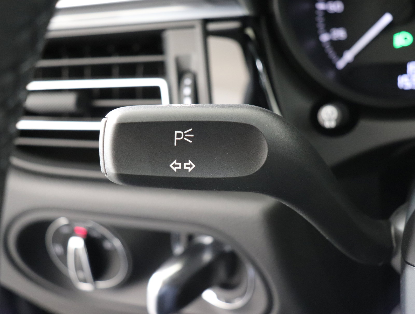 Used 2025 Porsche Macan image 35