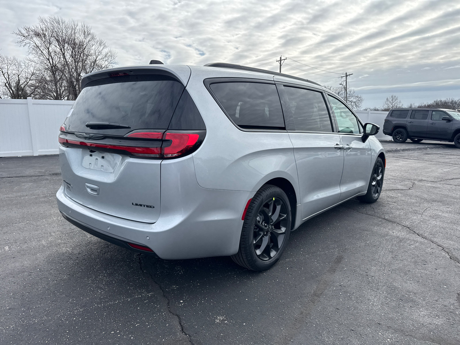 New 2026 Chrysler Pacifica Limited w/ S Appearance Package FWD image 5