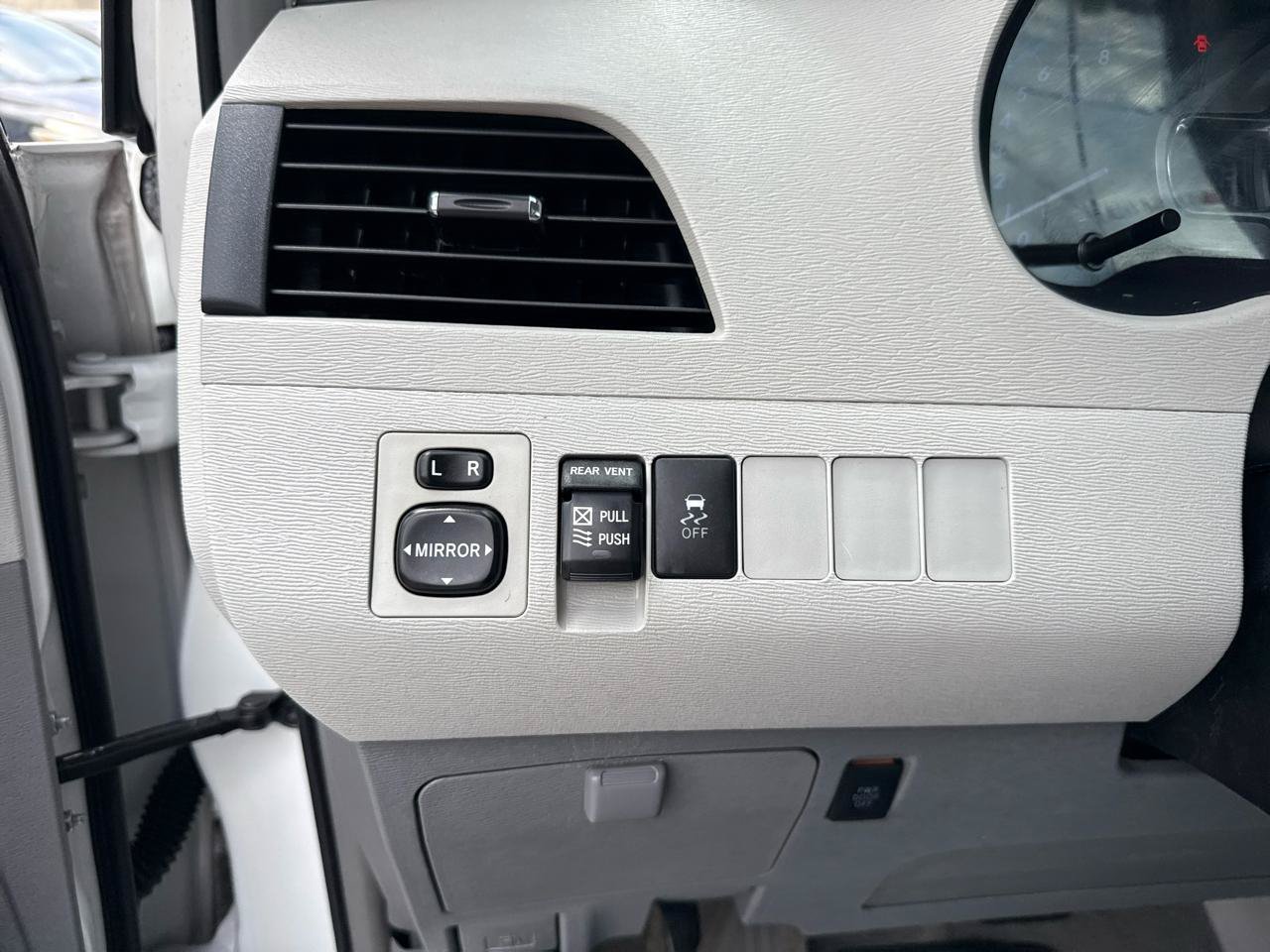 Used 2013 Toyota Sienna XLE FWD image 24
