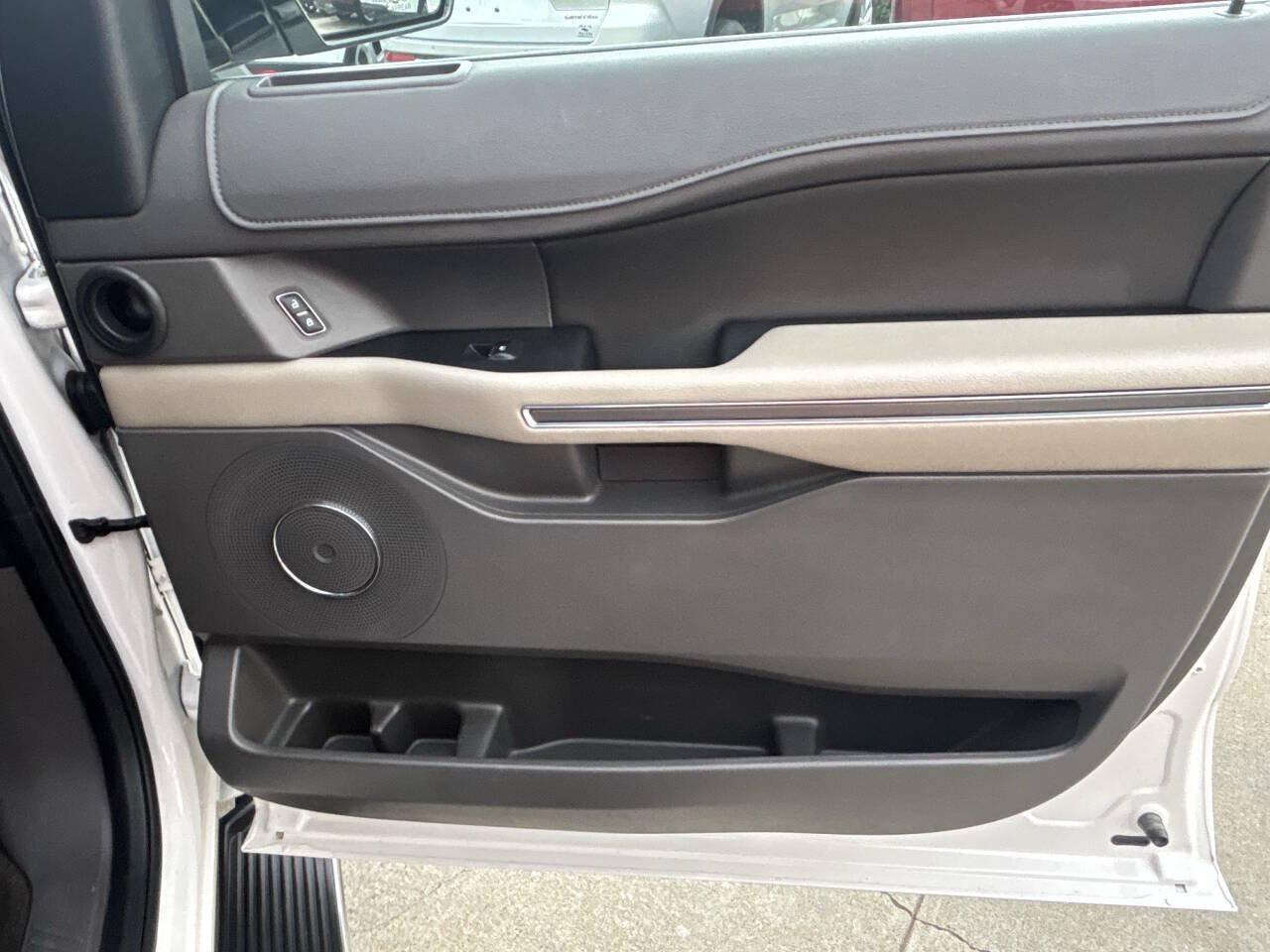 Used 2018 Ford Expedition XLT w/ Equipment Group 202A AWD/4WD image 34