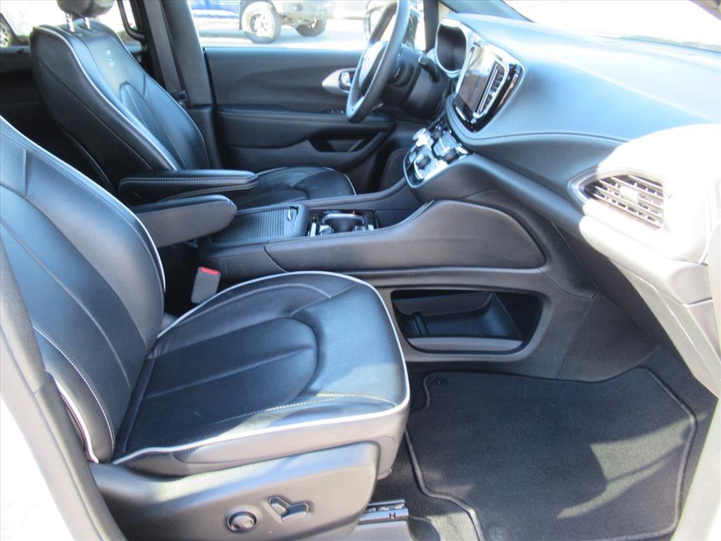Used 2025 Chrysler Pacifica Limited image 8