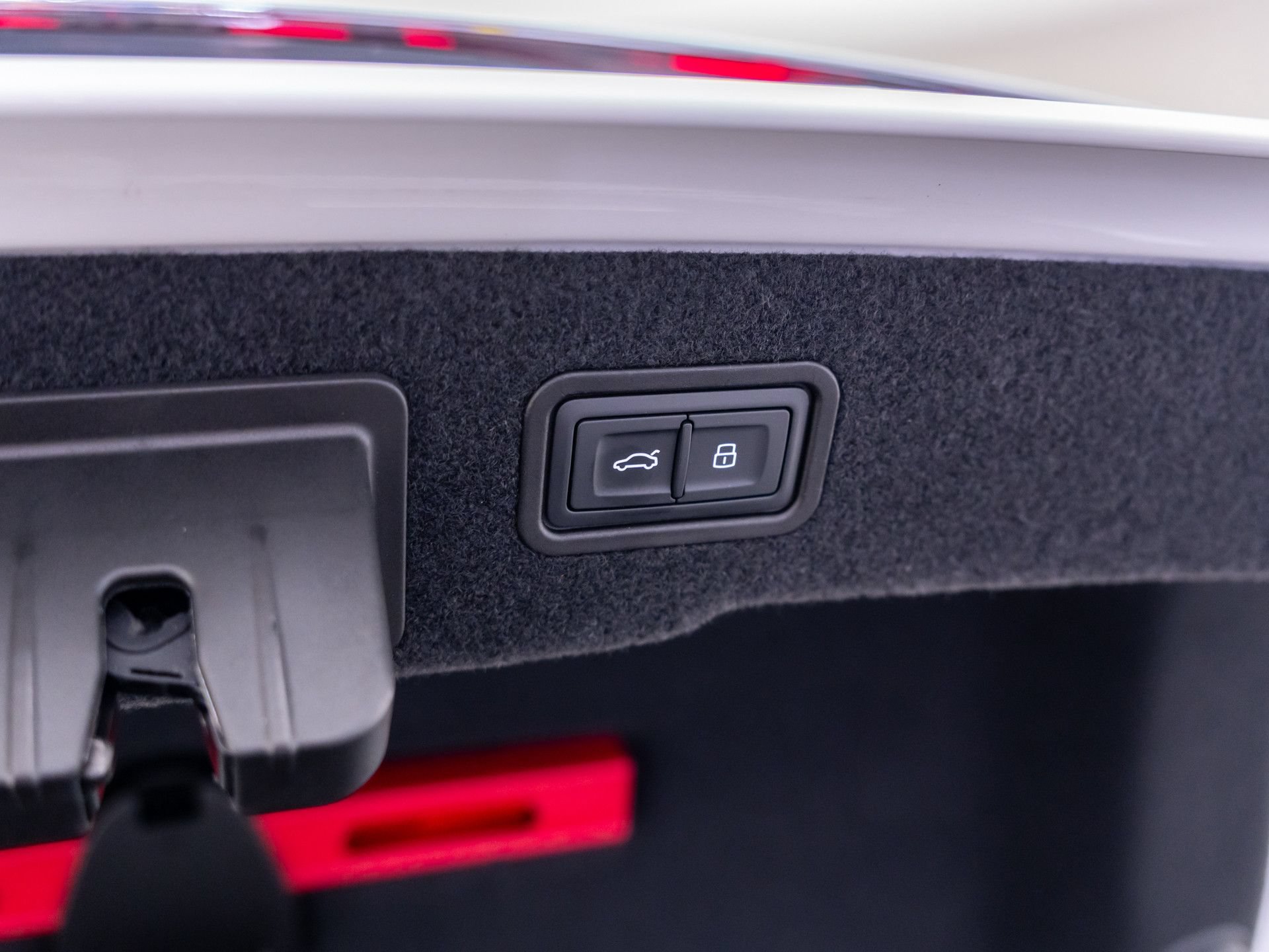 Used 2022 Audi S8 AWD/4WD image 32