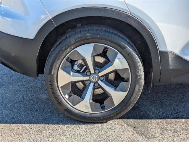 Used 2024 Volvo XC40 B5 Core w/ Climate Package image 9