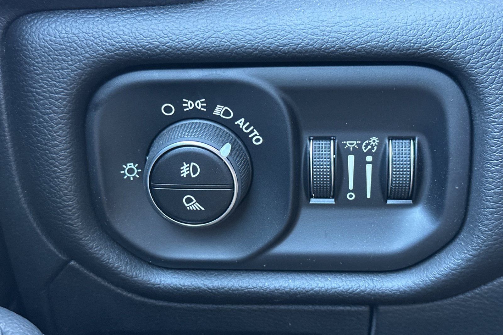 Used 2025 RAM 1500 Laramie AWD/4WD image 41