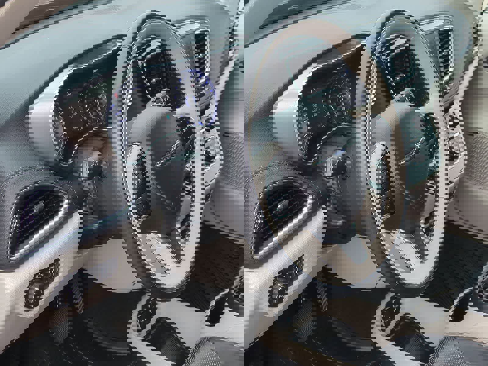 Used 2018 Chrysler Pacifica Limited w/ Tire & Wheel Group FWD image 10