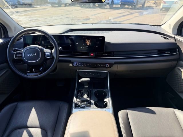 Used 2025 Kia Carnival EX image 22