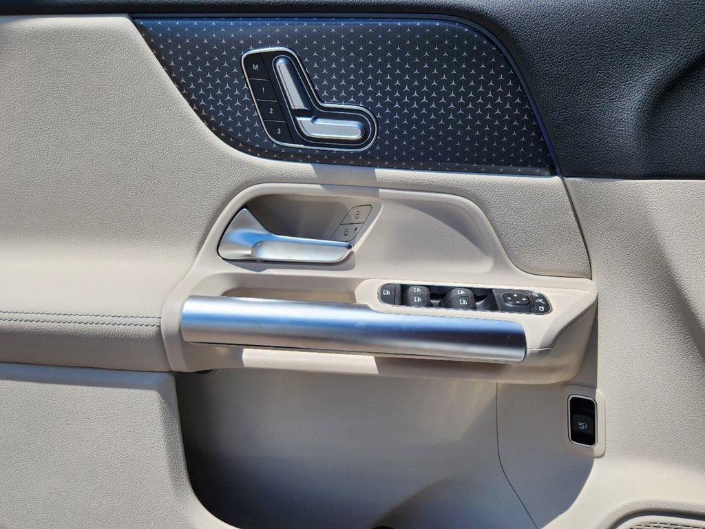 Used 2025 Mercedes-Benz GLA 250 4MATIC image 7