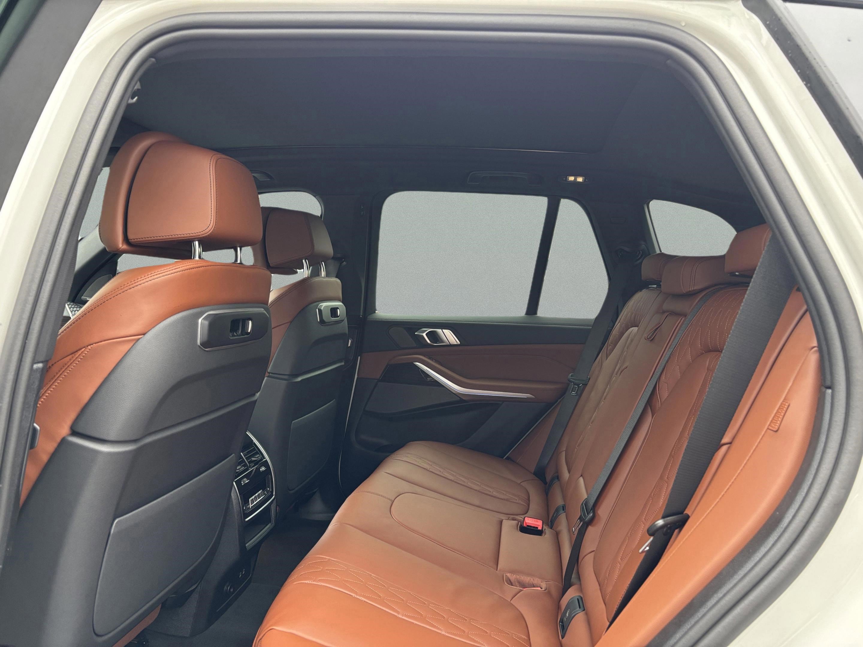 Used 2026 BMW X5 xDrive50e w/ M Sport Package image 32