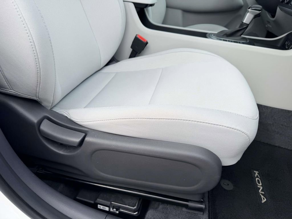 Used 2025 Hyundai Kona SE image 13