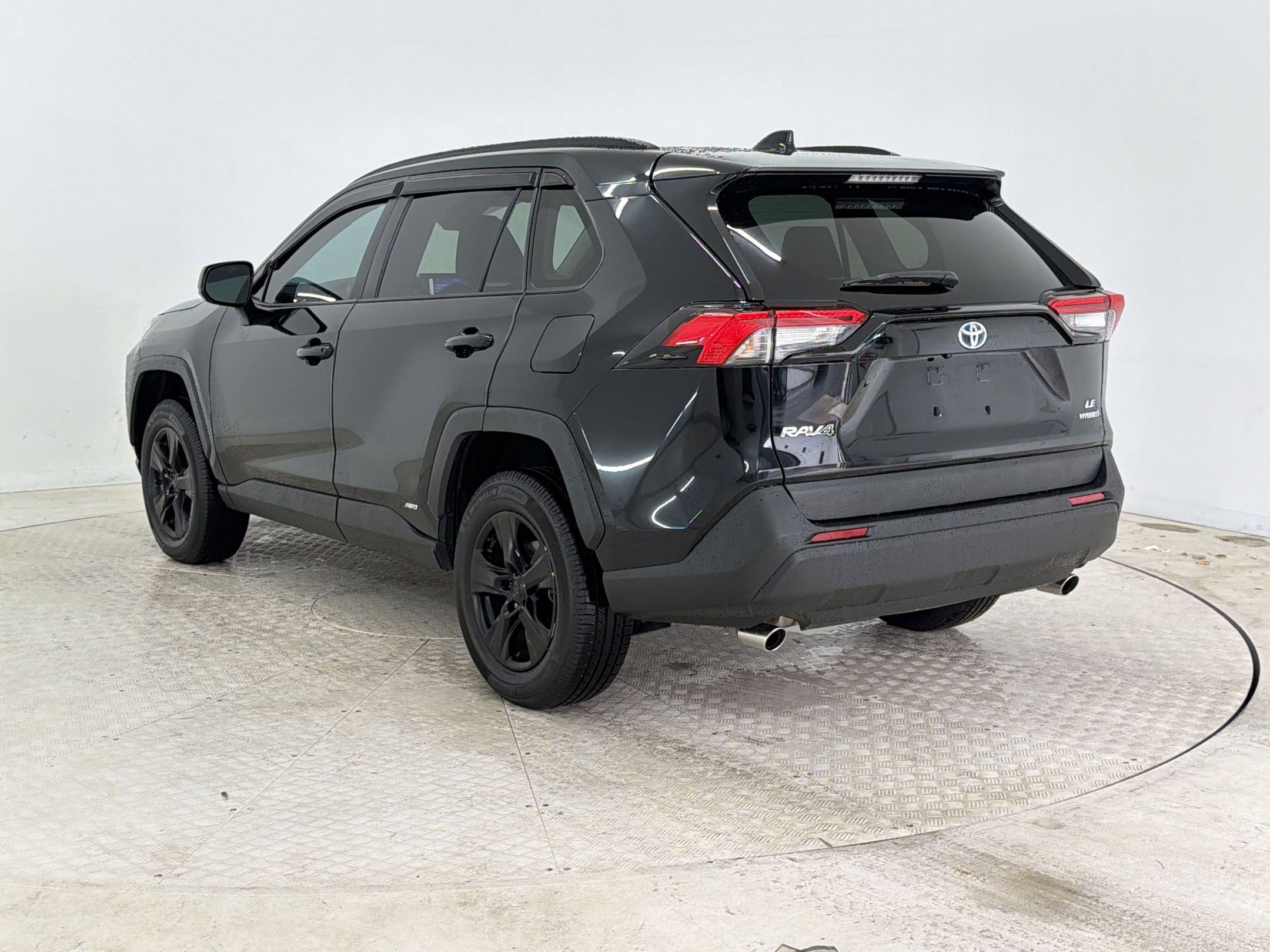 Used 2024 Toyota RAV4 LE AWD/4WD image 3