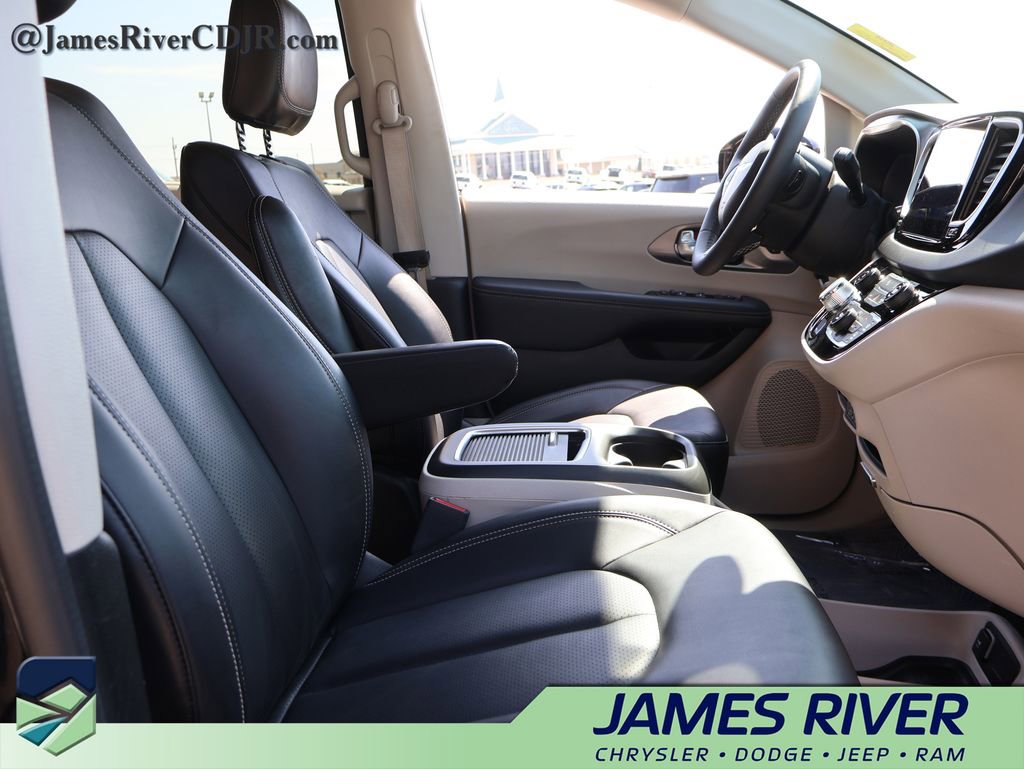 Used 2024 Chrysler Pacifica Touring-L FWD image 9