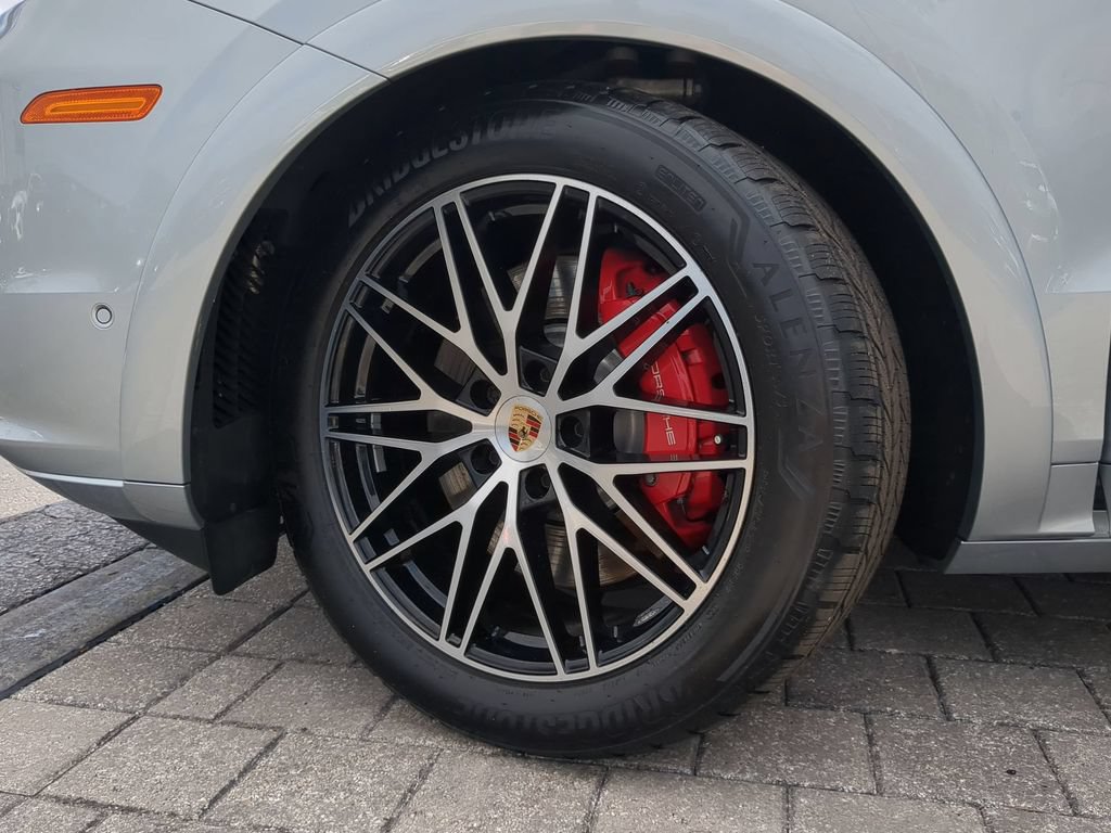 Used 2025 Porsche Cayenne GTS AWD/4WD image 33