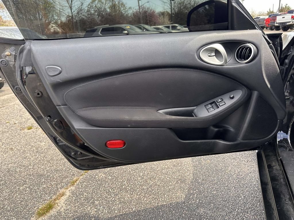 Used 2019 Nissan 370Z Roadster RWD image 9