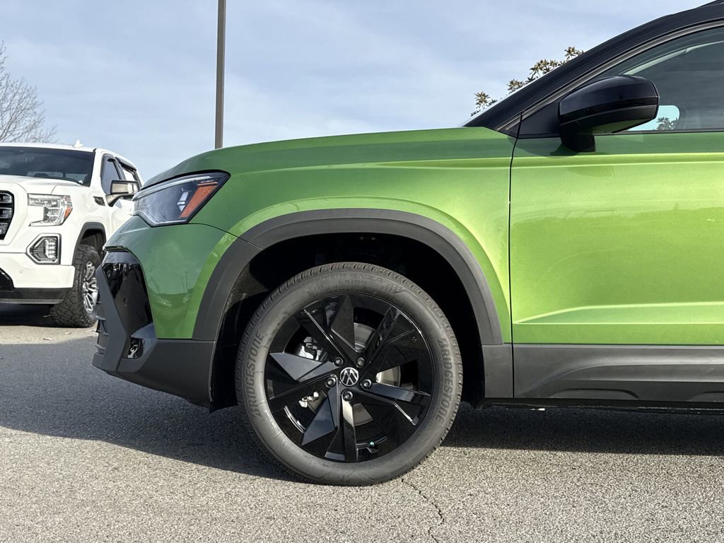 New 2026 Volkswagen Taos SE image 9