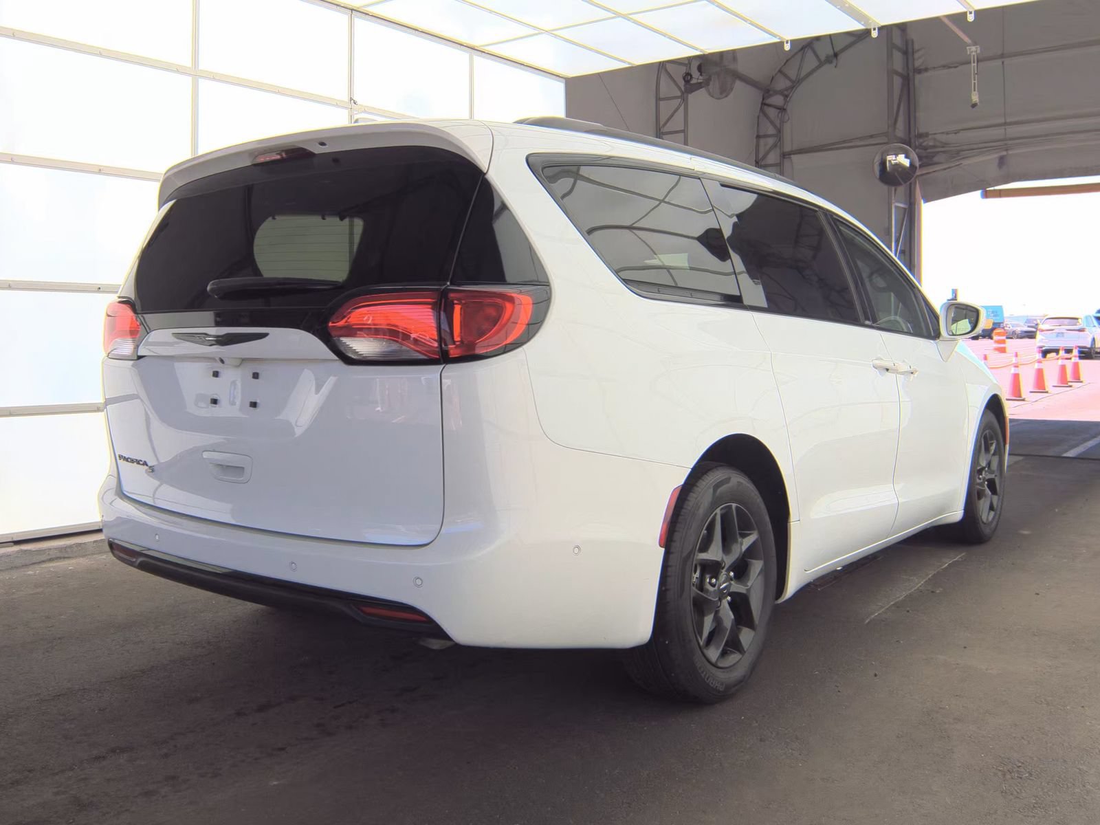Used 2020 Chrysler Pacifica Touring-L Plus FWD image 4