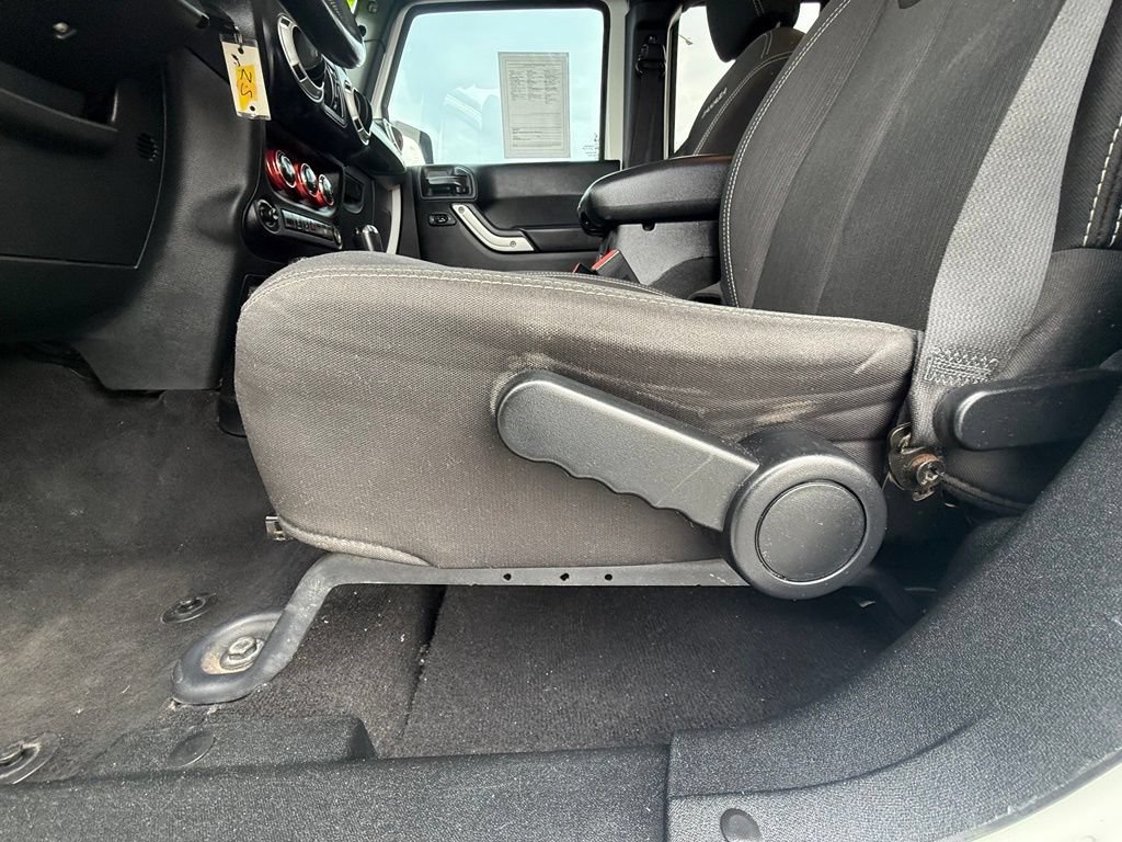 Used 2018 Jeep Wrangler Unlimited Sahara AWD/4WD image 32