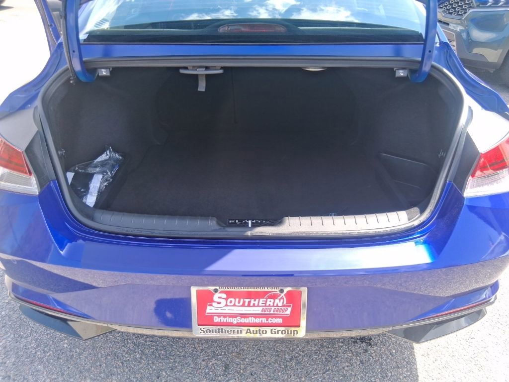 Used 2022 Hyundai Elantra Limited w/ Winter Weather Package image 21