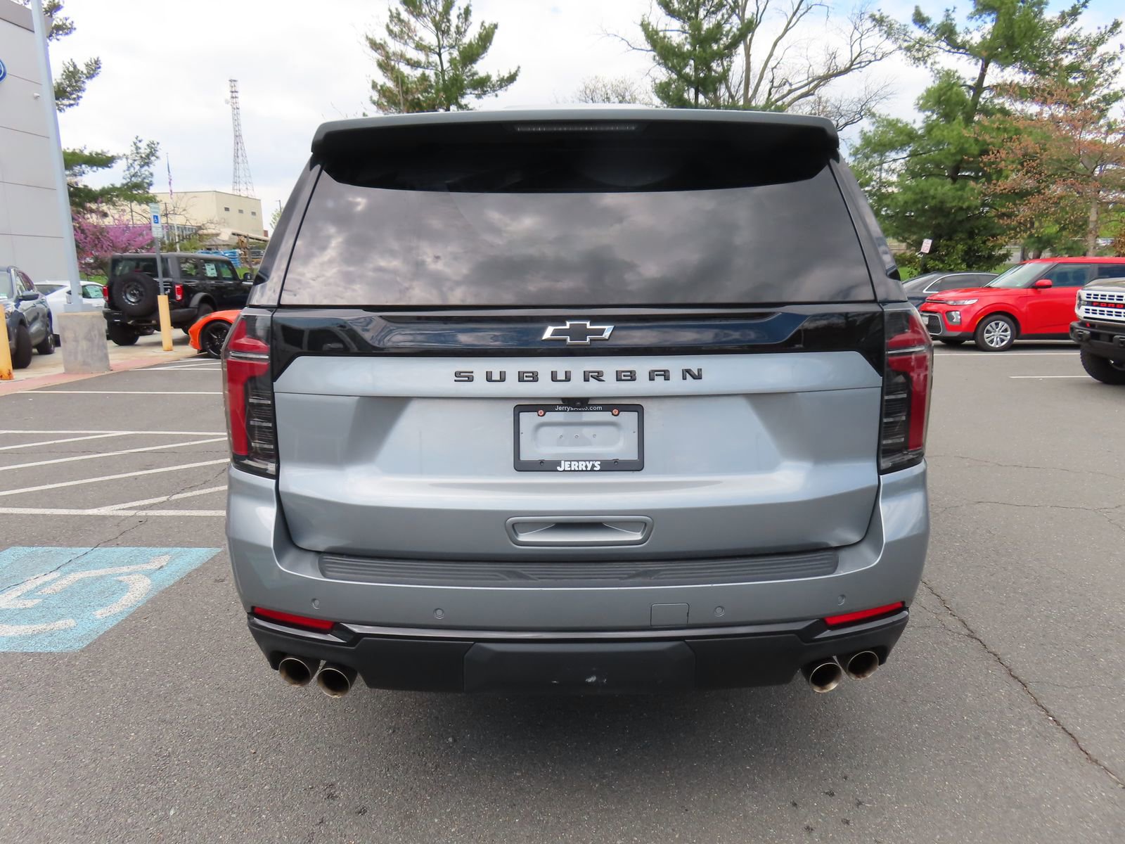 Used 2025 Chevrolet Suburban Z71 image 6