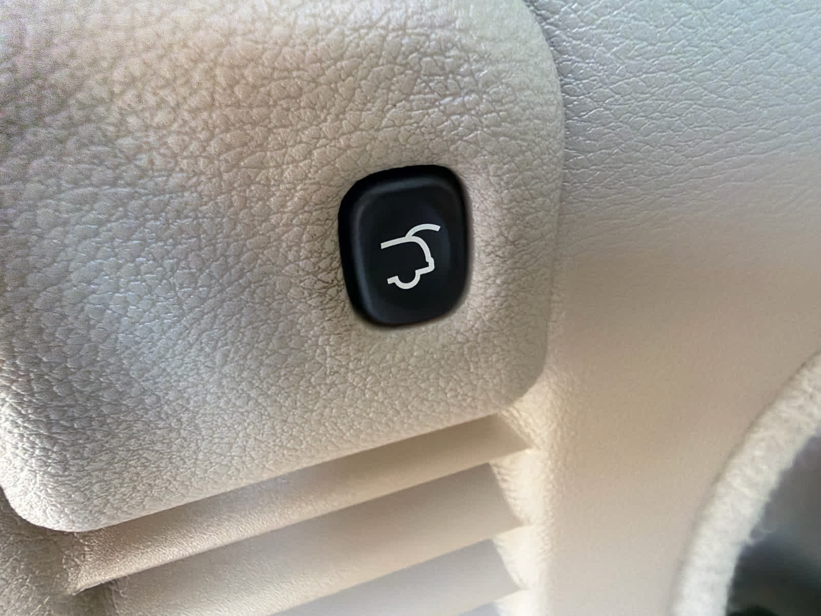 Used 2020 Jeep Grand Cherokee Overland AWD/4WD image 12