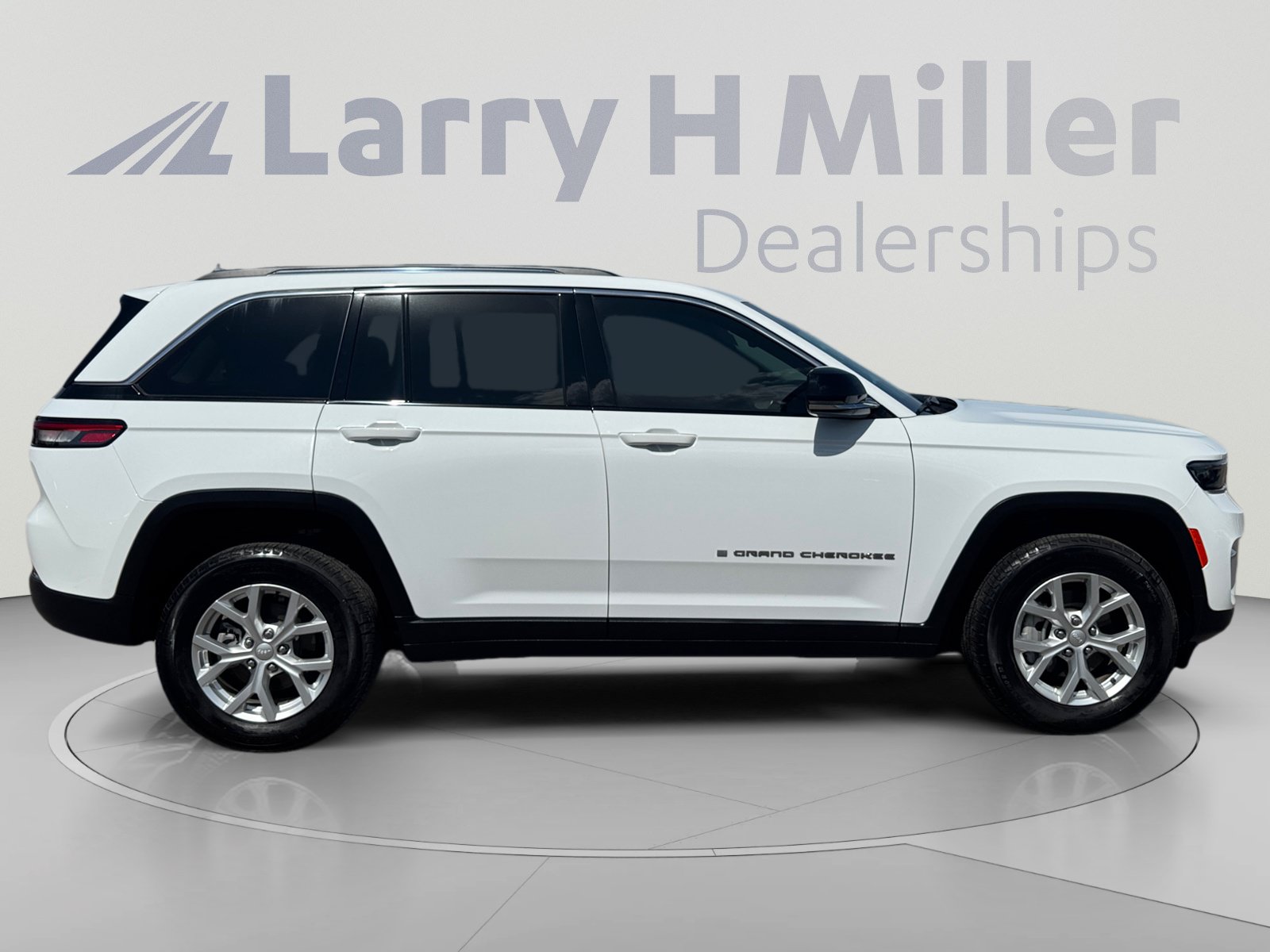 Used 2023 Jeep Grand Cherokee Limited AWD/4WD image 6