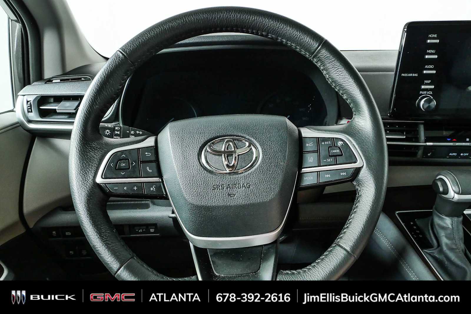 Used 2024 Toyota Sienna XLE FWD image 9