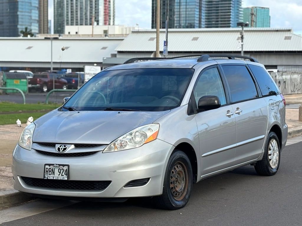 Used 2010 Toyota Sienna LE FWD image 1