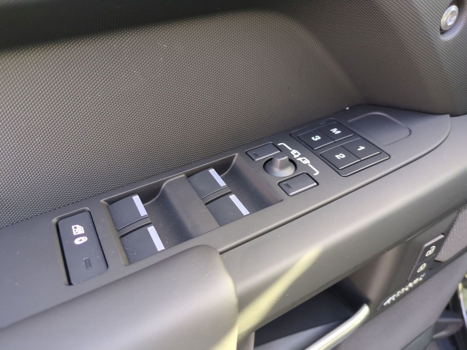 New 2026 Land Rover Defender 130 X-Dynamic SE image 12