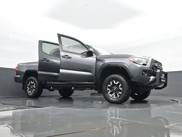 Used 2016 Toyota Tacoma TRD Off-Road w/ Premium & Technology Package AWD/4WD image 31