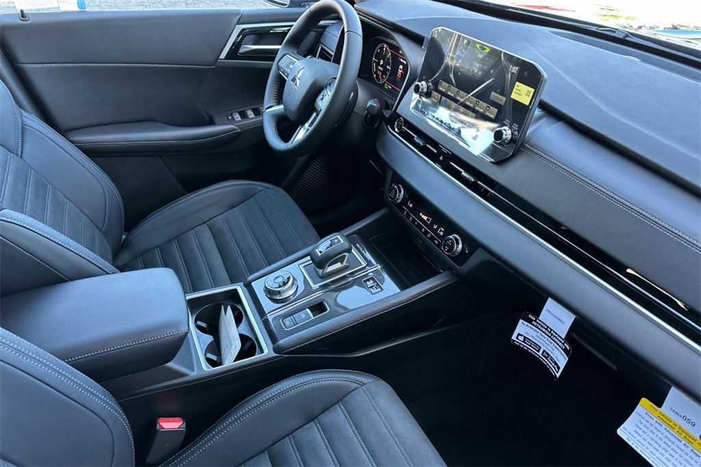 New 2025 Mitsubishi Outlander SE image 17