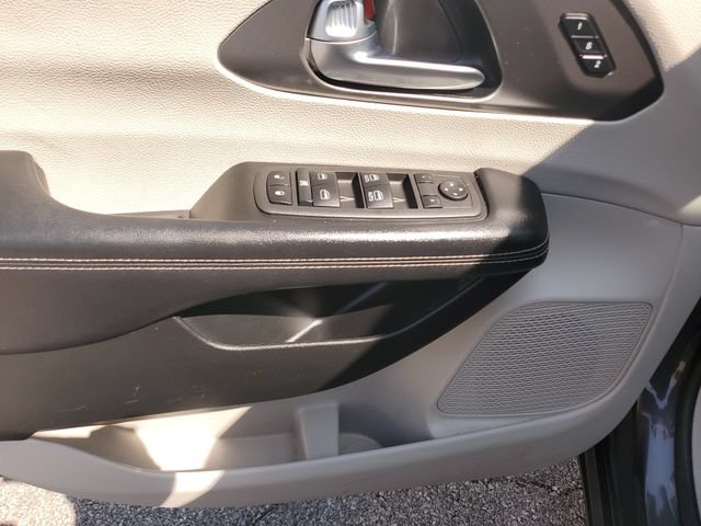 Used 2022 Chrysler Pacifica Touring-L FWD image 19