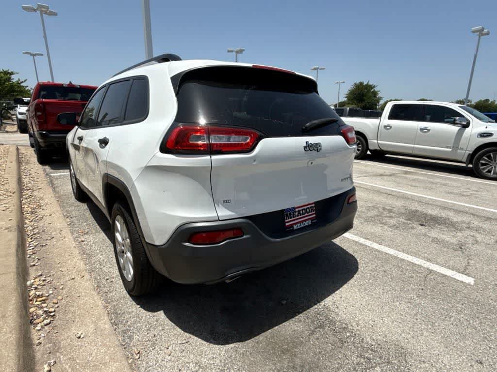 Used 2016 Jeep Cherokee Sport FWD image 4
